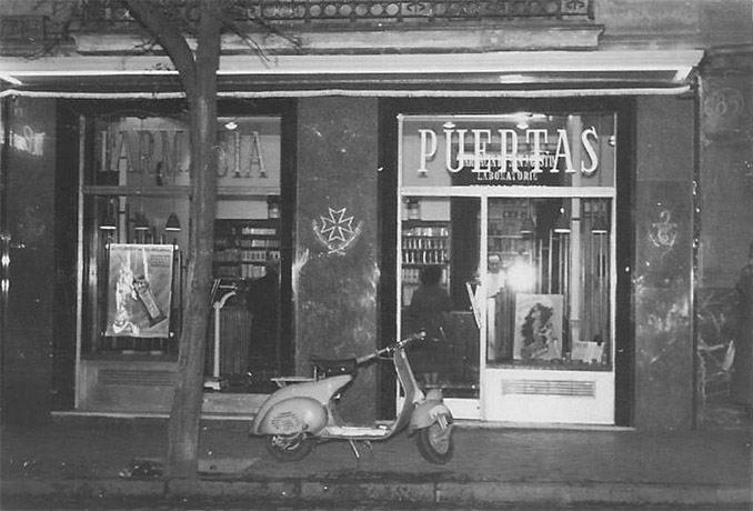 Foto en blanco y negro de la fachada de la Farmacia, mostrando como era hace años.