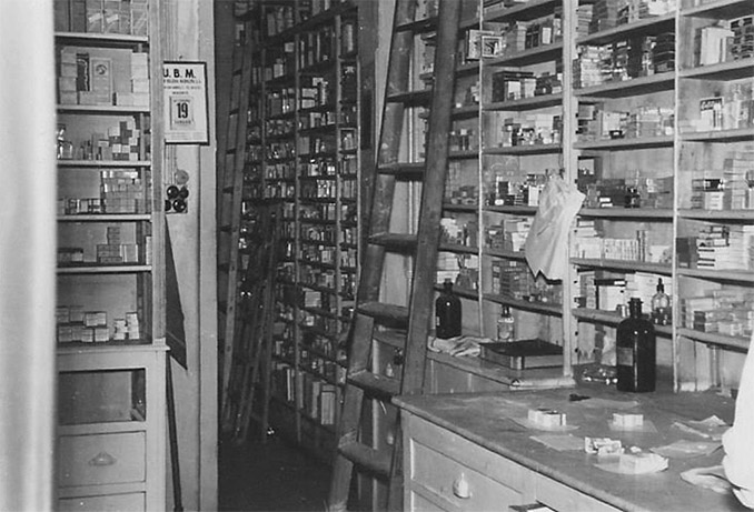 Foto en blanco y negro del interior de la Farmacia, mostrando como era hace años.